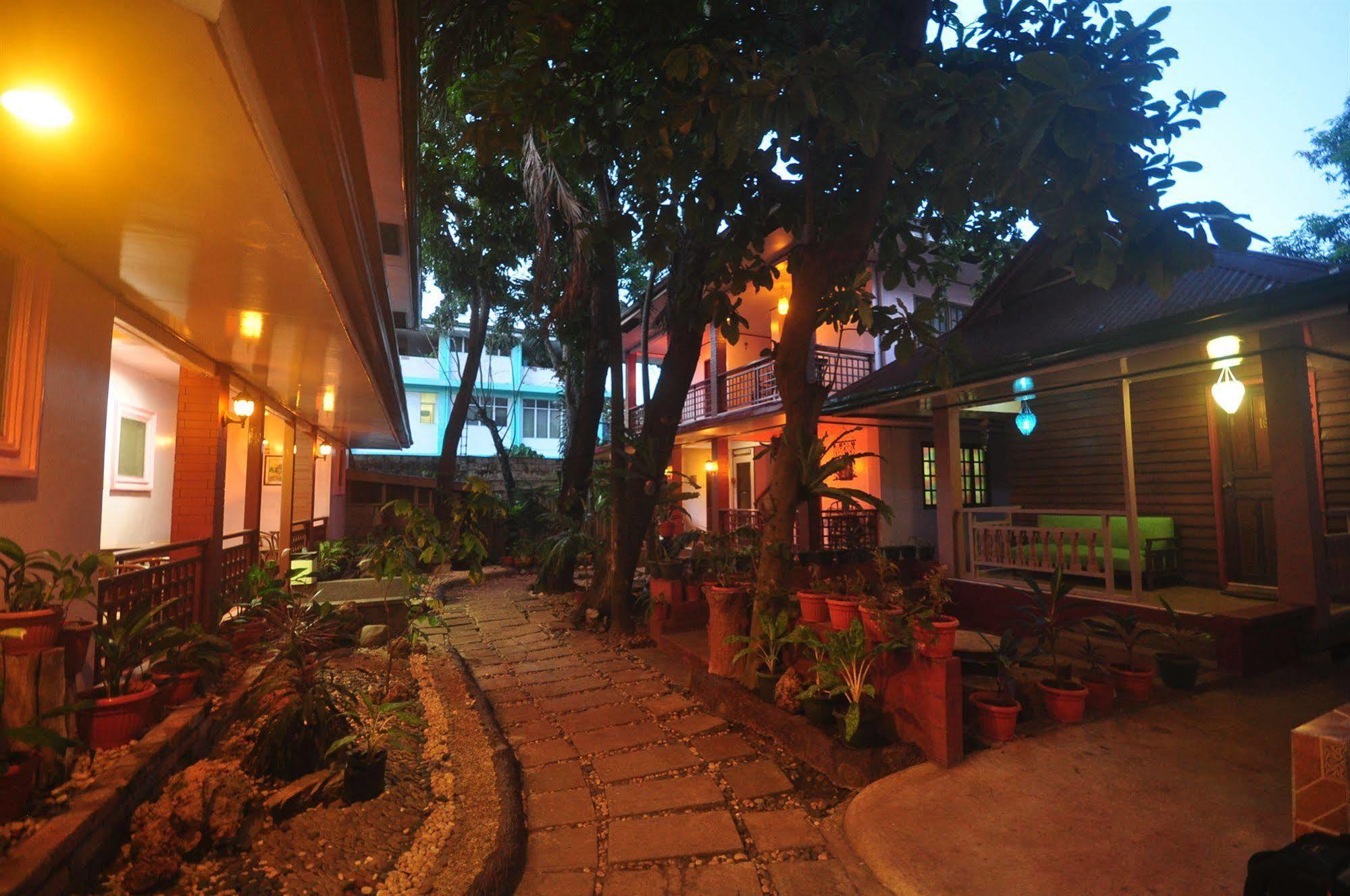 Lola Itang Pension House Tiniguiban Exterior foto